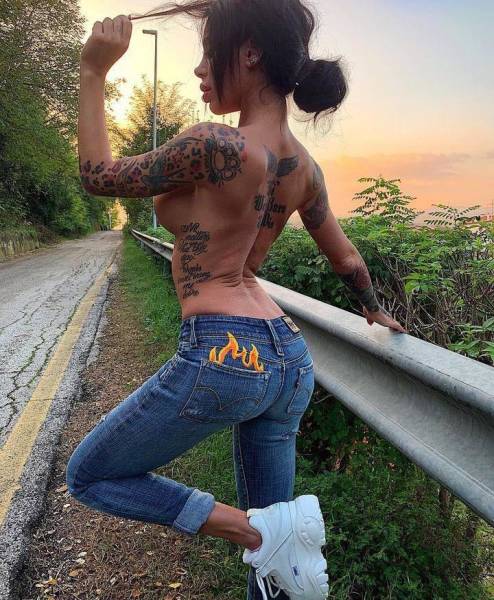 Camgirl With A Beautiful Body And A Clown’s Face