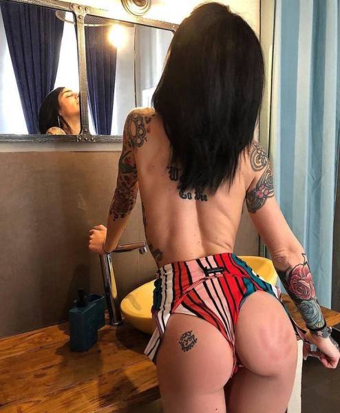 Camgirl With A Beautiful Body And A Clown’s Face