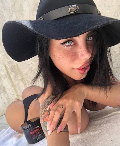 Camgirl With A Beautiful Body And A Clown’s Face