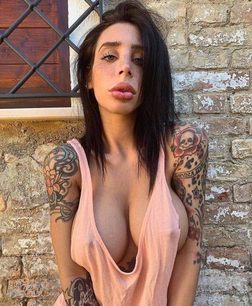 Camgirl With A Beautiful Body And A Clown’s Face