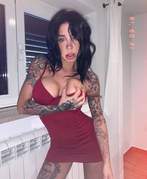 Camgirl With A Beautiful Body And A Clown’s Face