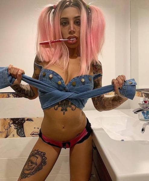 Camgirl With A Beautiful Body And A Clown’s Face