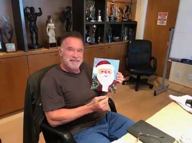 Arnold Schwarzenegger létrehozza saját karácsonyi kártyáját