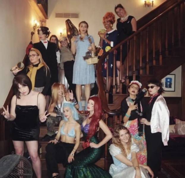 Taylor Swift With A Fabulous New Year Costume Party For Her Celebrity Friends