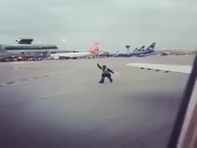 Toronto Airport Worker Adds Some Dance Moves To His Job