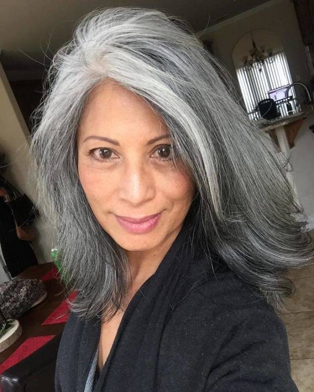 Women With Natural Gray Hair Are In Trend Again Pics Izismile Com