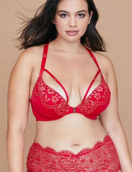 Rihanna’s New Lingerie Line Is VERY Different For Thin And Plus-Size Models, And Plus-Size Women Are Not Pleased