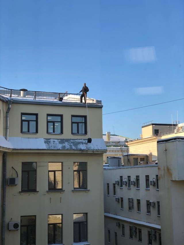 Removing Snow From Russian Roofs