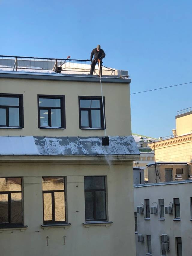 Removing Snow From Russian Roofs