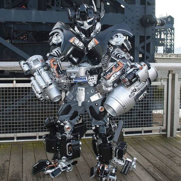 Artist Turns Himself Into Real Robots!