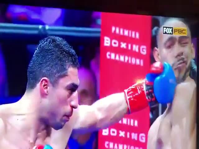 Boxing Referee With A Perfect Reaction To The Situation