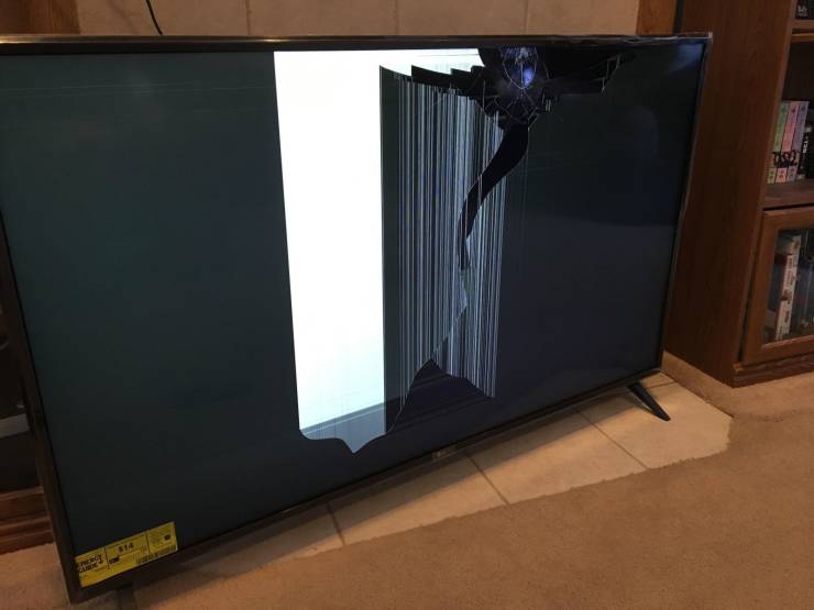 Разбил телевизор lg. Разбитый телевизор. Телевизор с разбитой матрицей. Разбитый большой телевизор. Разбитый телевизор TCL.