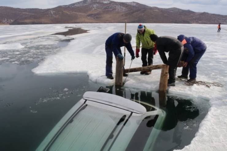 Frozen Baikal Is Not A Car-Friendly Place…