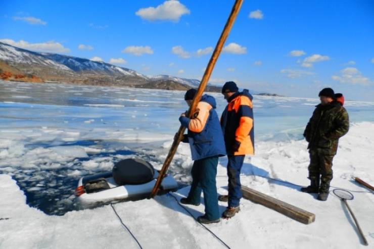 Frozen Baikal Is Not A Car-Friendly Place…
