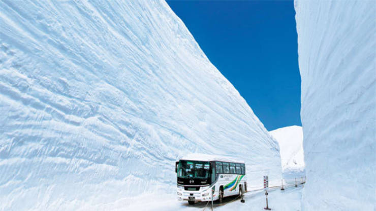 This Gigantic Japanese Snow Corridor Looks Like Something From A Fantasy Story