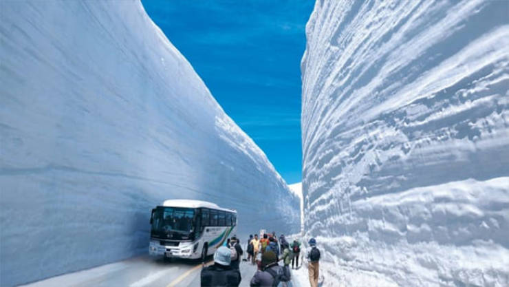 This Gigantic Japanese Snow Corridor Looks Like Something From A Fantasy Story