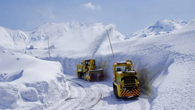 This Gigantic Japanese Snow Corridor Looks Like Something From A Fantasy Story