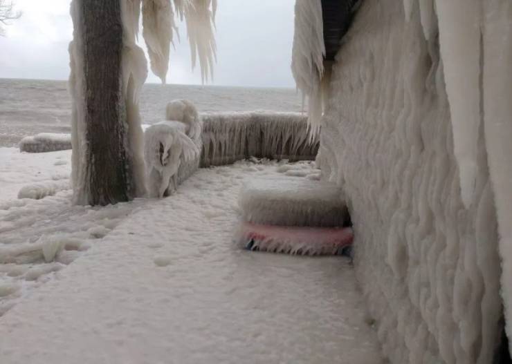 Ледяной шторм в китае. Бетон во льду. Дом полностью во льду. Толстый слой очеса на озере. Онтарио ледяной шторм фото.