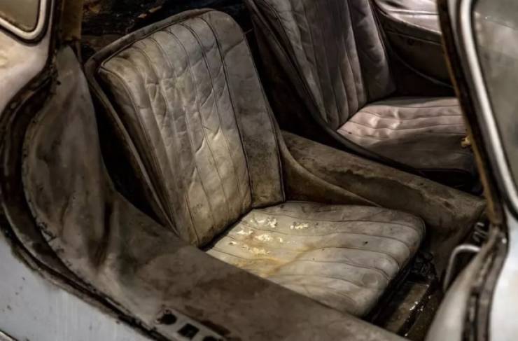 Mercedes Benz Was Forgotten In An Abandoned Barn