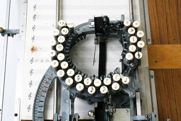 Ez nem a szokásos írógéped.  Ez egy zenei írógép!