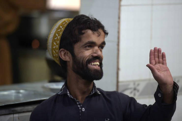 This Pakistani Waiter Looks Exactly Like Peter Dinklage, And Doesn’t Even Know About It