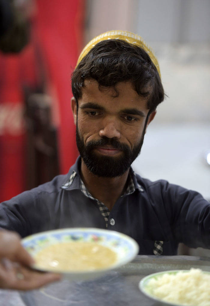 This Pakistani Waiter Looks Exactly Like Peter Dinklage, And Doesn’t Even Know About It