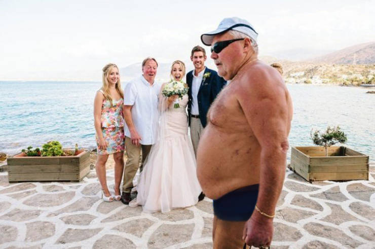 Photobombers Who Couldn’t Care Less About Your Perfect Photos