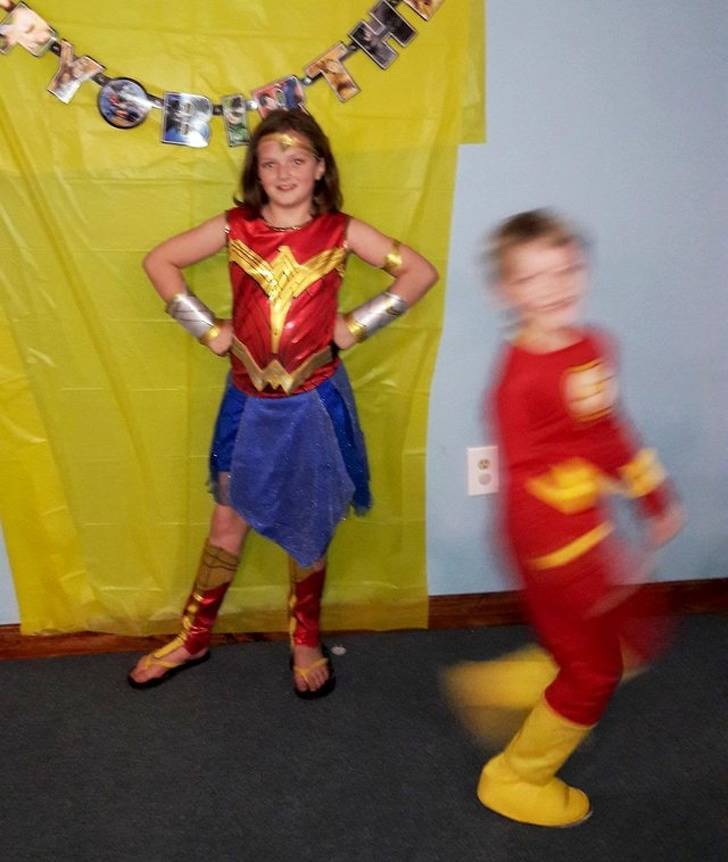 Photobombers Who Couldn’t Care Less About Your Perfect Photos