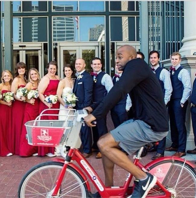 Photobombers Who Couldn’t Care Less About Your Perfect Photos