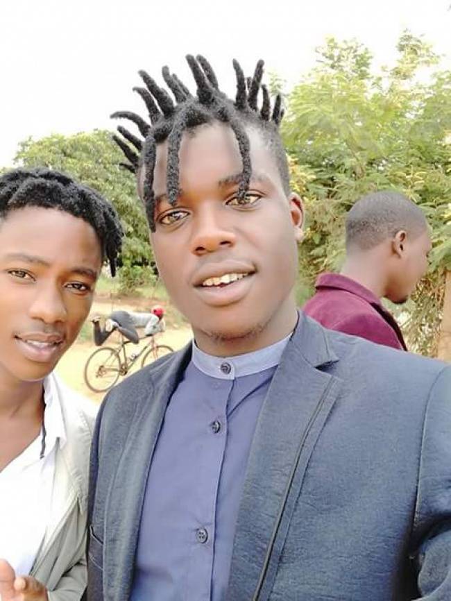 Photobombers Who Couldn’t Care Less About Your Perfect Photos