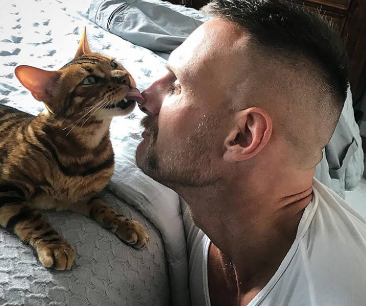 Cats Love Men Just As Much As They Love Women. And The Feeling Is Mutual