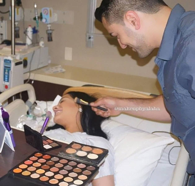 Mothers Are Preparing To Give Birth By Applying Makeup Appropriate For A Night Out