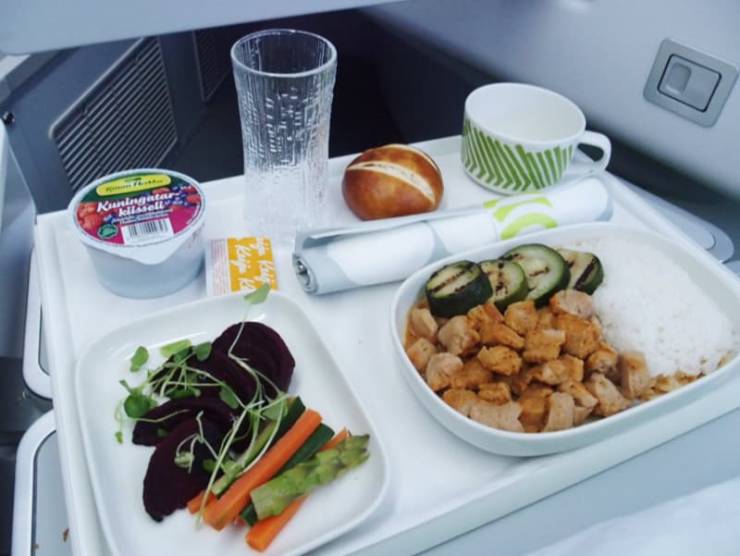 Things Rich People Are Eating While Traveling By Plane (26 pics ...