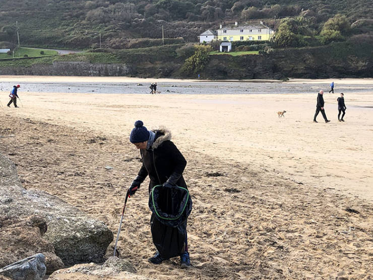 After Watching A Documentary About Pollution, This 70-Year-Old Granny Cleaned 52 Beaches And Is Not Planning To Stop