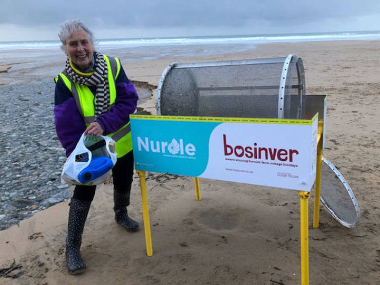 After Watching A Documentary About Pollution, This 70-Year-Old Granny Cleaned 52 Beaches And Is Not Planning To Stop