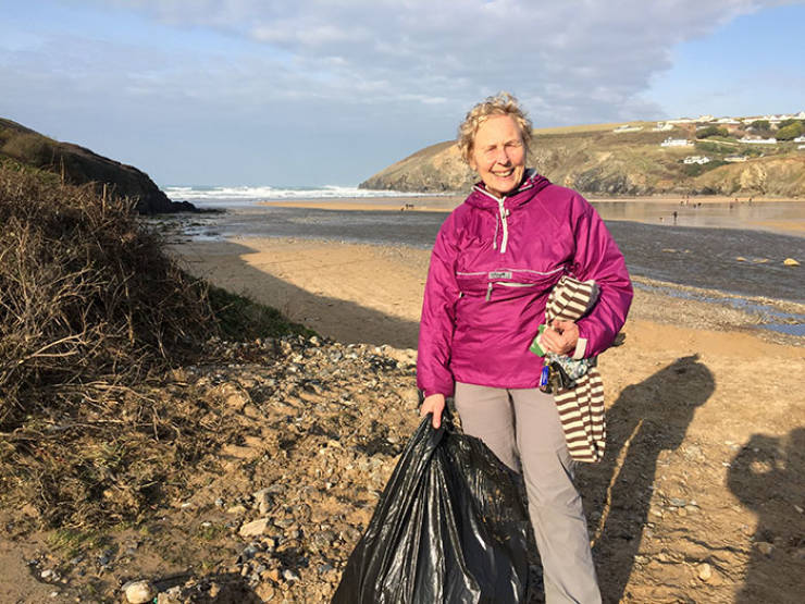 After Watching A Documentary About Pollution, This 70-Year-Old Granny Cleaned 52 Beaches And Is Not Planning To Stop