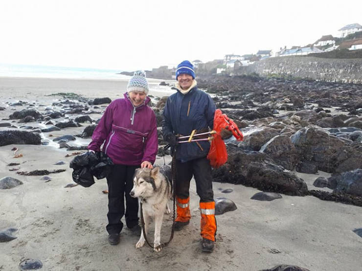 After Watching A Documentary About Pollution, This 70-Year-Old Granny Cleaned 52 Beaches And Is Not Planning To Stop