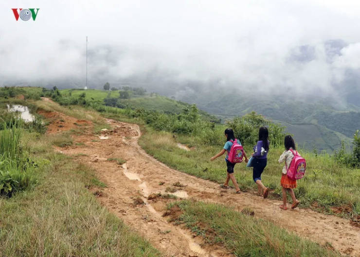 These Vietnamese Schoolkids Have Quite An Unsettling Way Of Getting To School