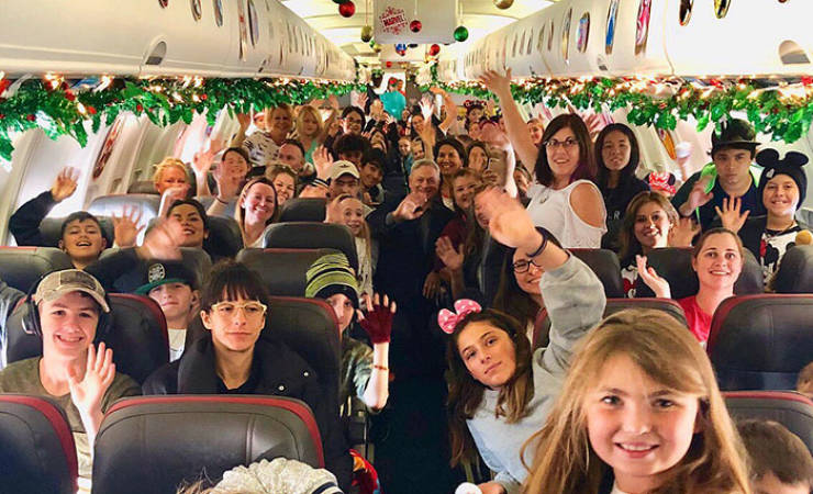 Lieutenant Dan From “Forrest Gump” Takes Over A Thousand Children Of Fallen Soldiers To Disneyland Completely For Free