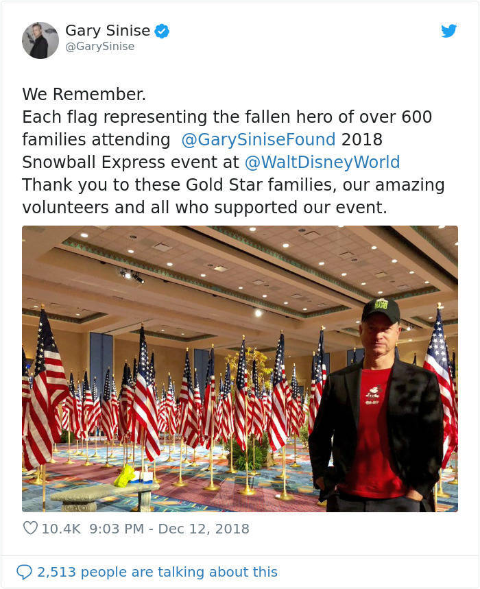 Lieutenant Dan From “Forrest Gump” Takes Over A Thousand Children Of Fallen Soldiers To Disneyland Completely For Free