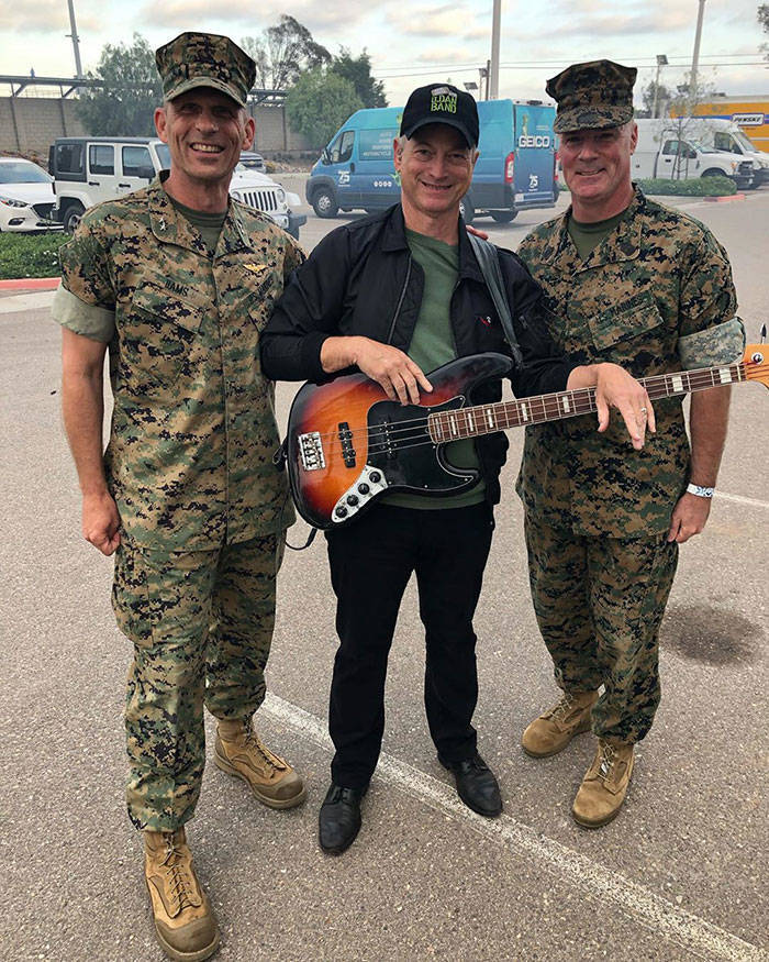 Lieutenant Dan From “Forrest Gump” Takes Over A Thousand Children Of Fallen Soldiers To Disneyland Completely For Free