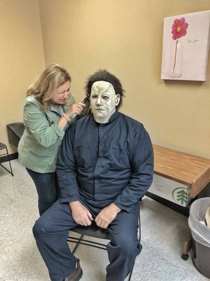 Teacher Becomes Michael Myers From “Halloween”