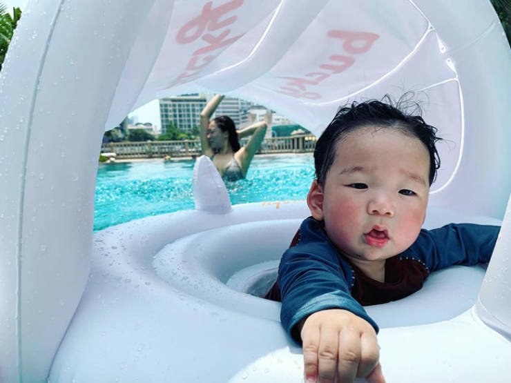 Mom Is Living Her Best Life Behind Her Son’s Back
