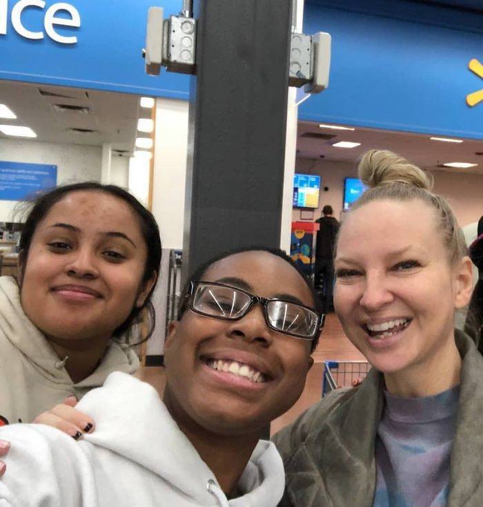 Woman Pays For Everyone At Walmart, But Not Because She Won A Lottery, As She Claimed