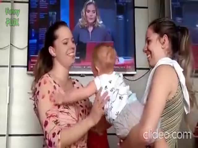 A Kid And Twin Moms