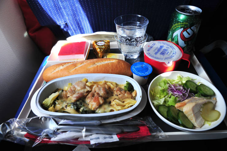 How Airplane Food Looks When You’re Flying With Different Airlines
