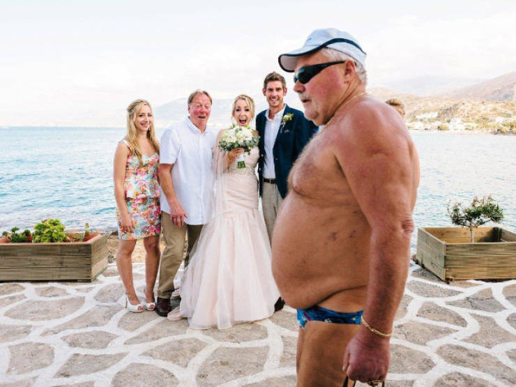 Every Wedding Has At Least One Photobombed Photo