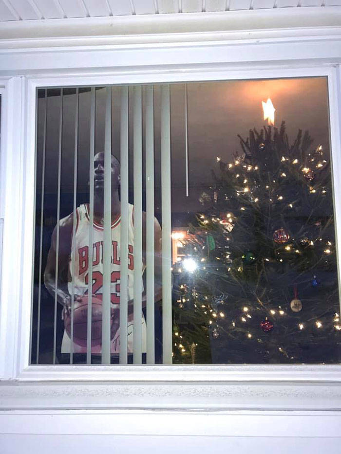 Guy’s House Turns Into “Home Alone” Movie For Christmas