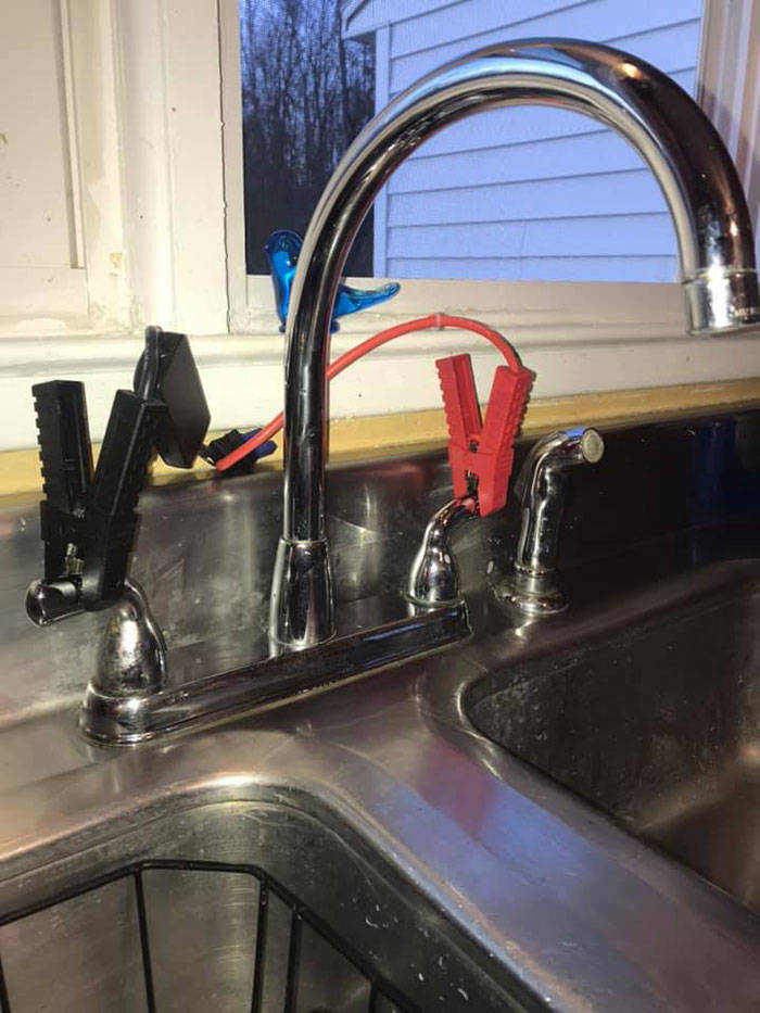 Guy’s House Turns Into “Home Alone” Movie For Christmas