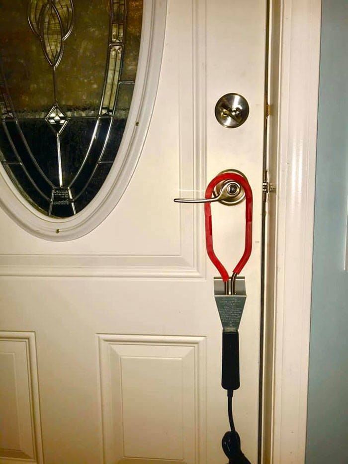 Guy’s House Turns Into “Home Alone” Movie For Christmas
